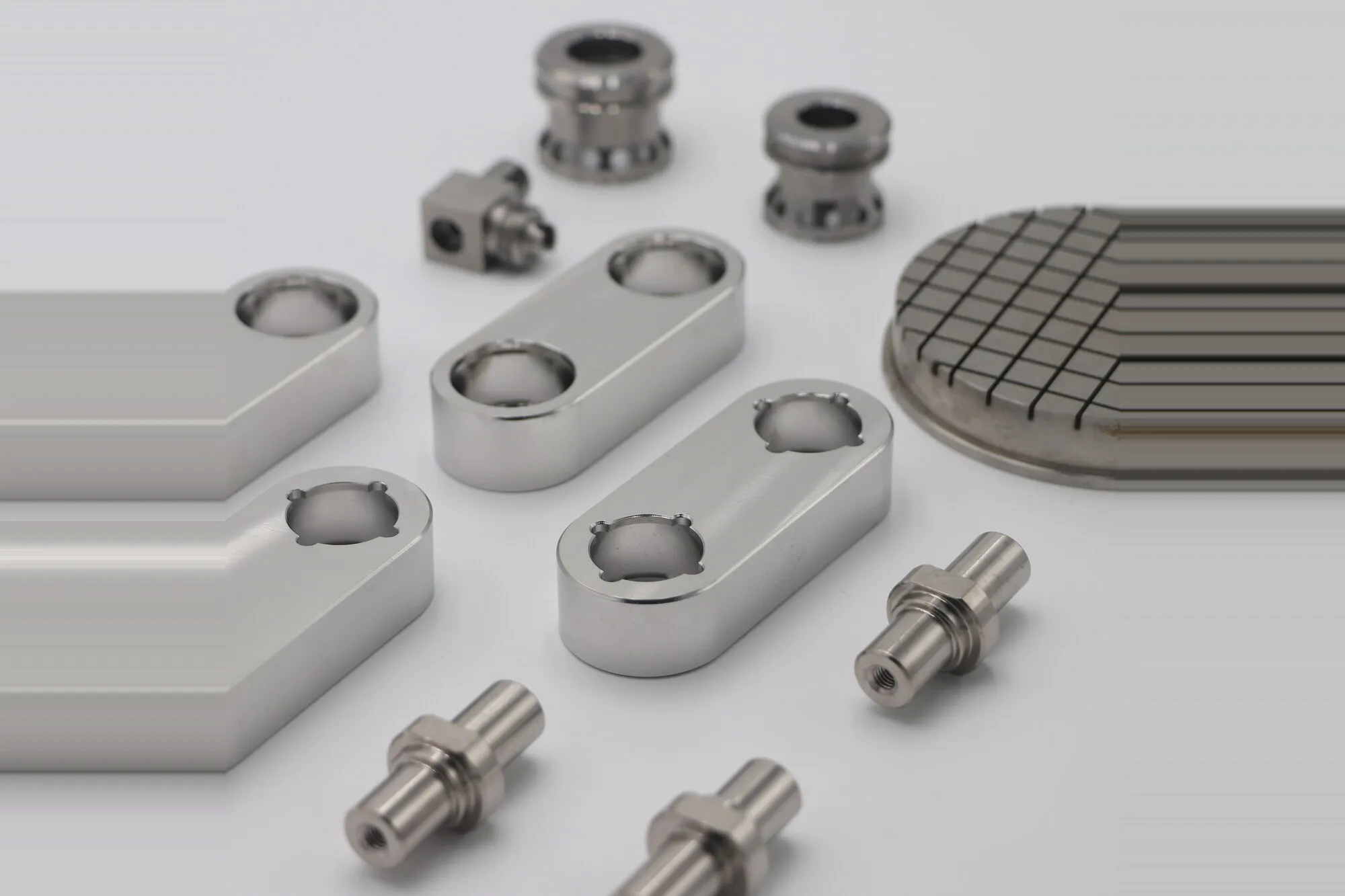 Mirror polished CNC machined stainless steel nozzles, link blocks and a cross-grooved disc