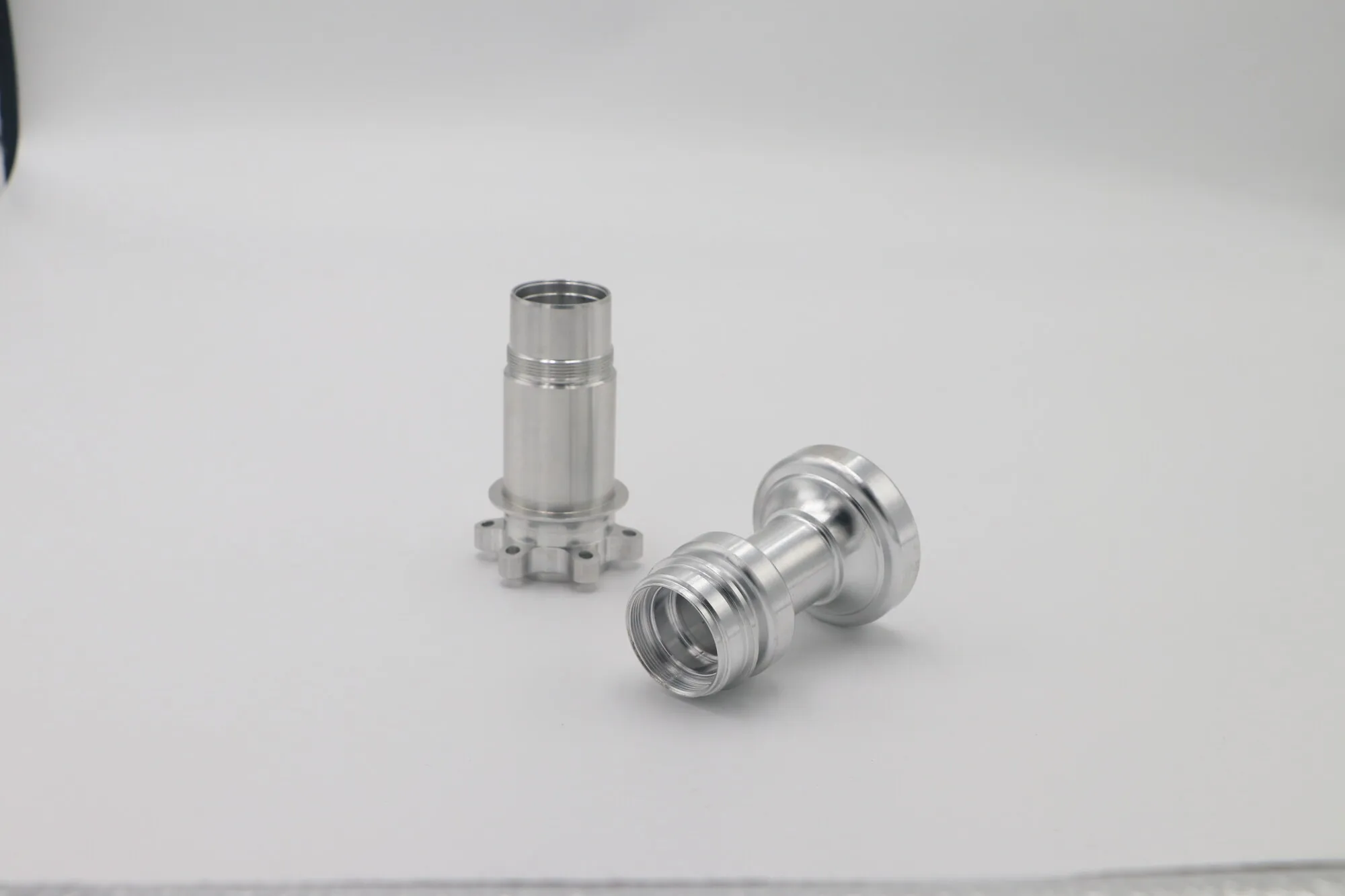 Polished stainless steel flanged fittings with turned sealing faces