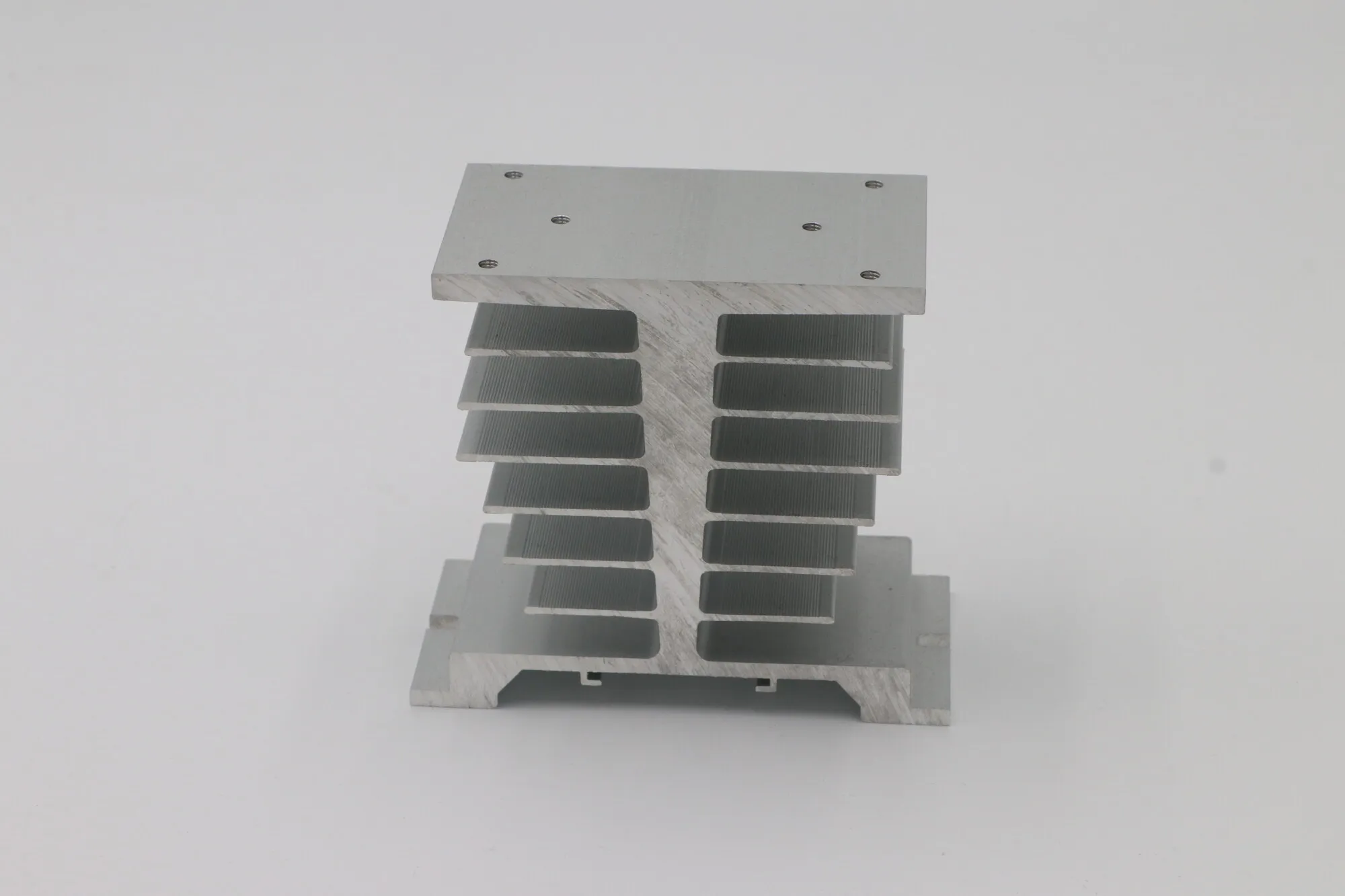 Stacked-fin extruded aluminum heat sink with machined flat mounting plate